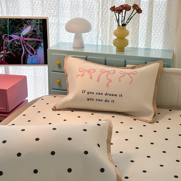 91家纺网 家纺一手货源 找家纺 昔可家纺 2024新款高端数码印花养生冰藤席波点大版枕套系列 白波点