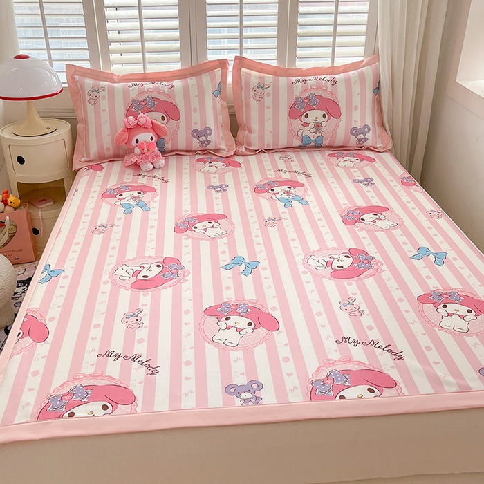 91家纺网 家纺一手货源 找家纺 金爱家 2024新款A类三丽鸥授权数码印花中分子1200D凉感冰丝宽边凉感软席 冰丝席-甜甜粉条美乐蒂