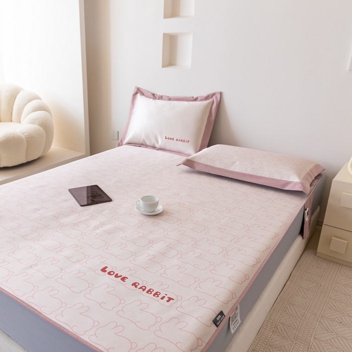 91家纺网 家纺一手货源 找家纺 本希家居 2024新款花漾清新系列高端可水洗冰丝席 小小兔床笠