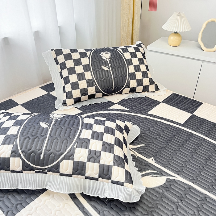 91家纺网 家纺一手货源 找家纺 慕澄家纺 2024新款大版印花床裙款乳胶凉席-凉席三件套 棋盘玫瑰