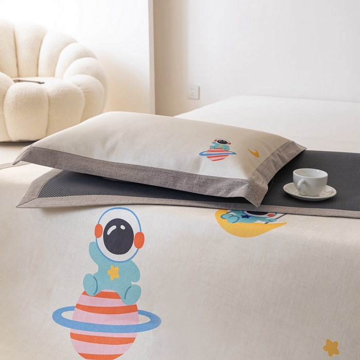 91家纺网 家纺一手货源 找家纺 本希家居 2024新款花漾清新系列高端可水洗冰丝席 自由宇航员平席