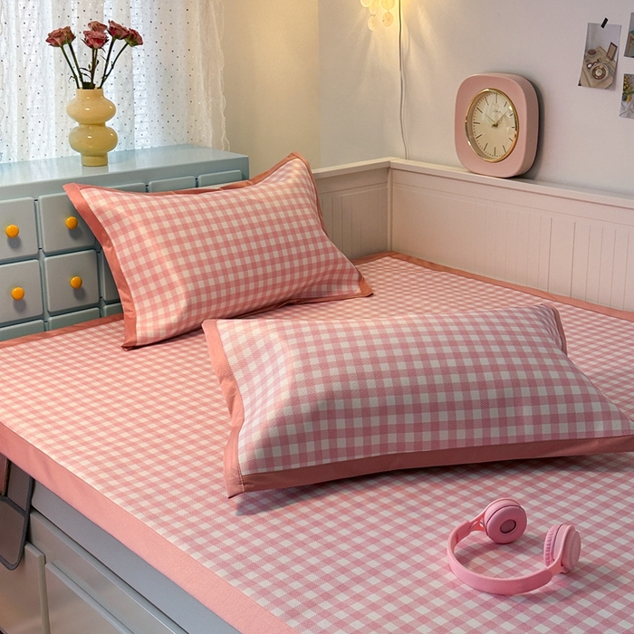 91家纺网 家纺一手货源 找家纺 昔可家纺 2024新款高端数码印花养生冰藤席--简约系列 粉格子