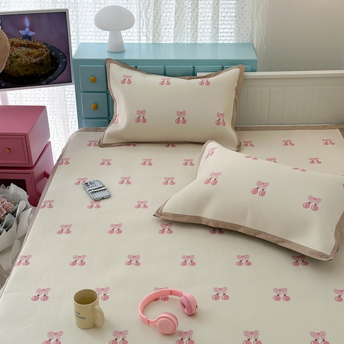 91家纺网 家纺一手货源 找家纺 昔可家纺 2024新款高端数码印花养生冰藤席--卡通系列 粉蝴蝶结樱桃