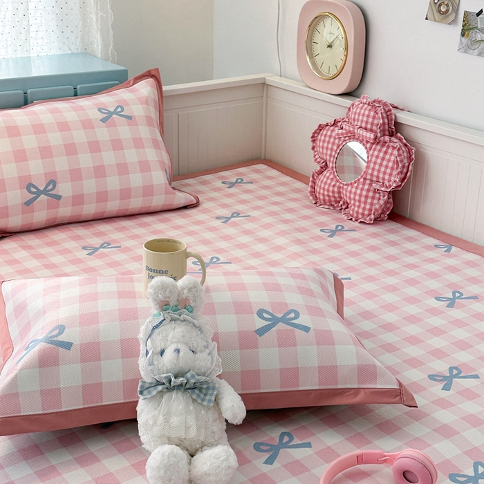 91家纺网 家纺一手货源 找家纺 昔可家纺 2024新款高端数码印花养生冰藤席--卡通系列 粉蓝格蝴蝶结