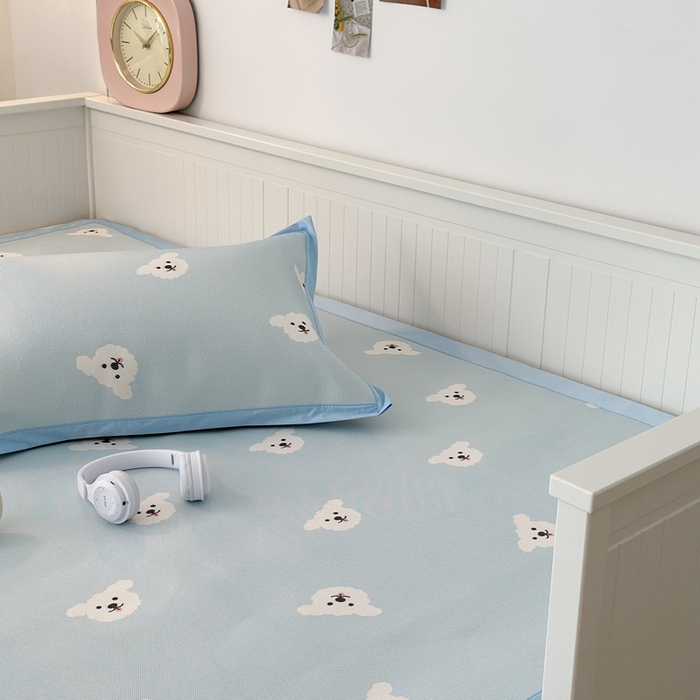 91家纺网 家纺一手货源 找家纺 昔可家纺 2024新款高端数码印花养生冰藤席--卡通系列 蓝底小白熊