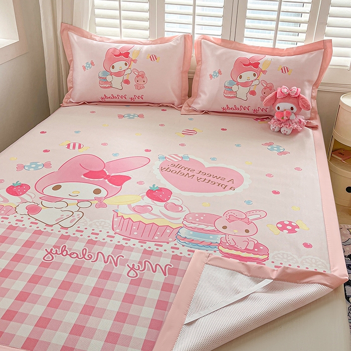 91家纺网 家纺一手货源 找家纺 桃子家居 2024新款A类三丽鸥授权数码印花中分子1200D凉感冰丝宽边凉感软席详情 冰丝席-蛋糕美乐蒂