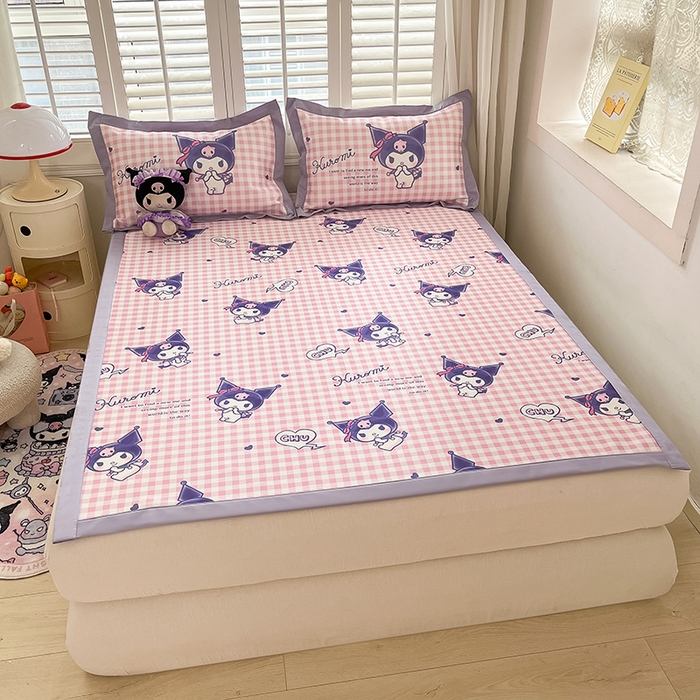 91家纺网 家纺一手货源 找家纺 金爱家 2024新款A类三丽鸥授权数码印花中分子1200D凉感冰丝宽边凉感软席 冰丝席-紫格库洛米