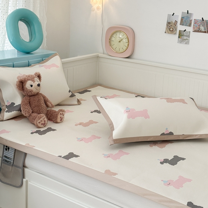 91家纺网 家纺一手货源 找家纺 昔可家纺 2024新款高端数码印花养生冰藤席--卡通系列 圣诞帽狗狗