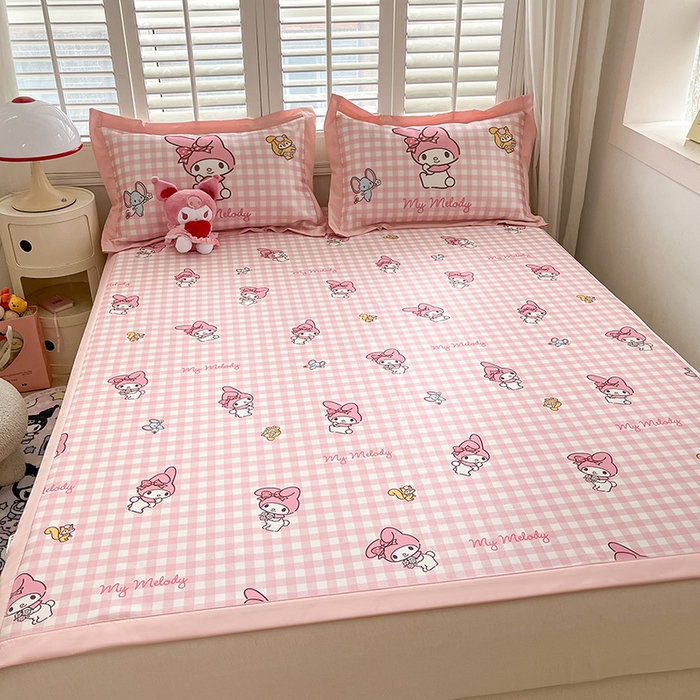 91家纺网 家纺一手货源 找家纺 金爱家 2024新款A类三丽鸥授权数码印花中分子1200D凉感冰丝宽边凉感软席 冰丝席-粉格美乐蒂