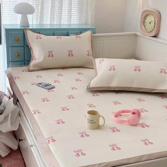 91家纺网 家纺一手货源 找家纺 昔可家纺 2024新款高端数码印花养生冰藤席--卡通系列 粉蝴蝶结樱桃