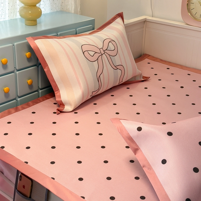 91家纺网 家纺一手货源 找家纺 昔可家纺 2024新款高端数码印花养生冰藤席波点大版枕套系列 粉波点