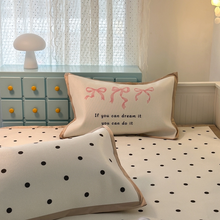 91家纺网 家纺一手货源 找家纺 昔可家纺 2024新款高端数码印花养生冰藤席波点大版枕套系列 白波点