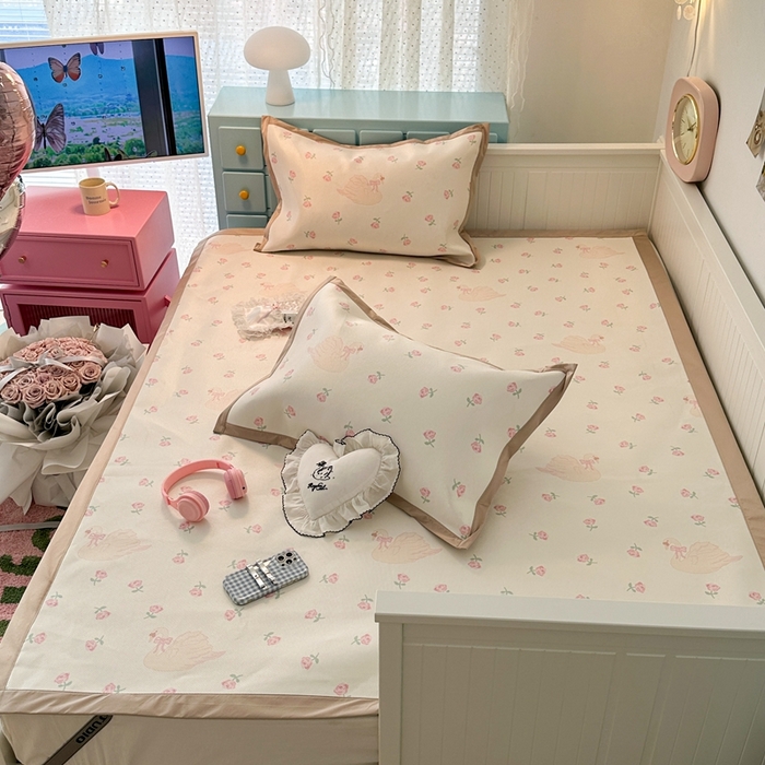 91家纺网 家纺一手货源 找家纺 昔可家纺 2024新款高端数码印花养生冰藤席--卡通系列 天鹅玫瑰