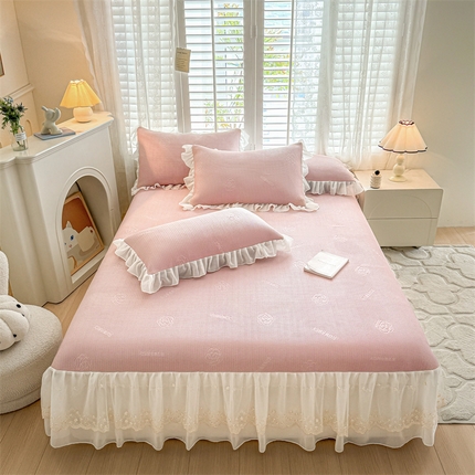 91家纺网 家纺一手货源 找家纺 启程家纺 2024新款A类凉豆豆床裙款凉席三件套 山茶花-粉