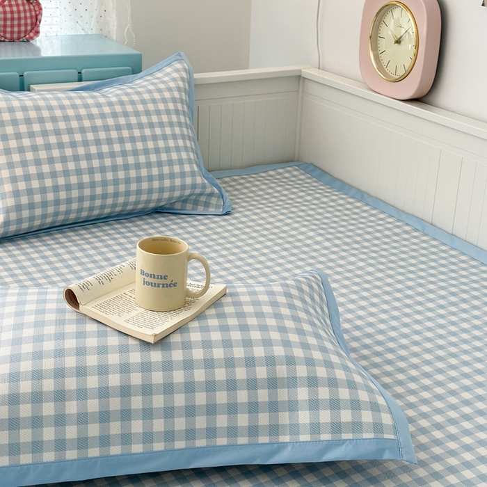 91家纺网 家纺一手货源 找家纺 昔可家纺 2024新款高端数码印花养生冰藤席--简约系列 蓝格子