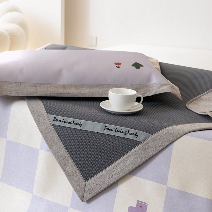 91家纺网 家纺一手货源 找家纺 本希家居 2024新款花漾清新系列高端可水洗冰丝席 紫白方格平席