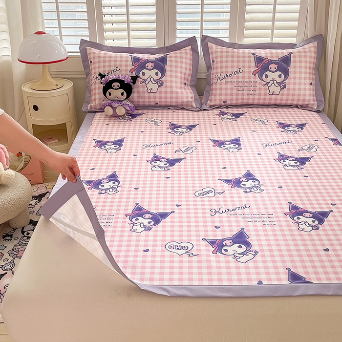 91家纺网 家纺一手货源 找家纺 金爱家 2024新款A类三丽鸥授权数码印花中分子1200D凉感冰丝宽边凉感软席 冰丝席-紫格库洛米