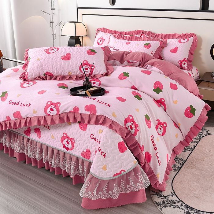 91家纺网 家纺一手货源 找家纺 艾裙海 2025新款云感双层纱床盖四件套 草莓熊