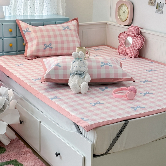 91家纺网 家纺一手货源 找家纺 昔可家纺 2024新款高端数码印花养生冰藤席--卡通系列 粉蓝格蝴蝶结