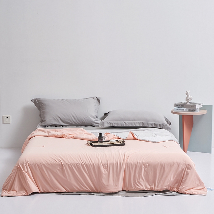 91家纺网 家纺一手货源 找家纺 梦可莱 2025新款抗菌防螨双拼锦氨凉感两用被 梦幻粉