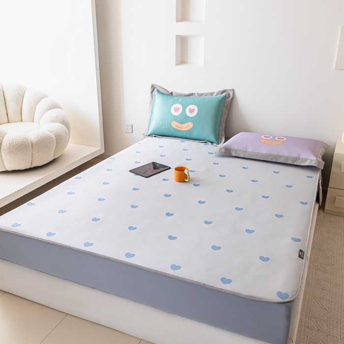 91家纺网 家纺一手货源 找家纺 本希家居 2024新款花漾清新系列高端可水洗冰丝席 淘气爱心床笠