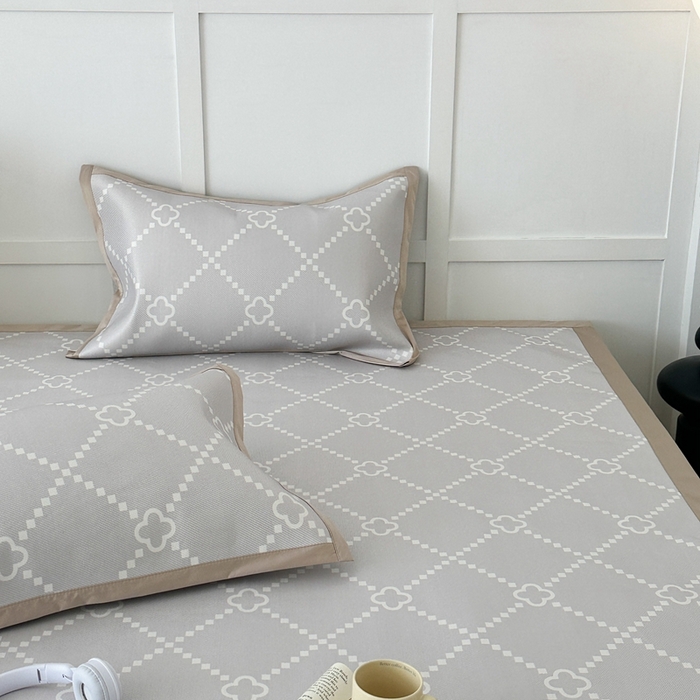 91家纺网 家纺一手货源 找家纺 昔可家纺 2024新款高端数码印花养生冰藤席--简约系列 菱格四叶花