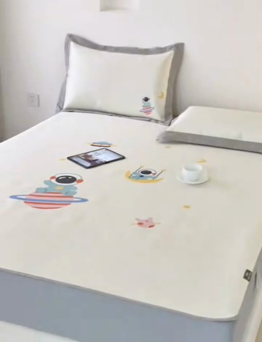 91家纺网 家纺一手货源 找家纺 本希家居 2024新款花漾清新系列高端可水洗冰丝席 自由宇航员床笠