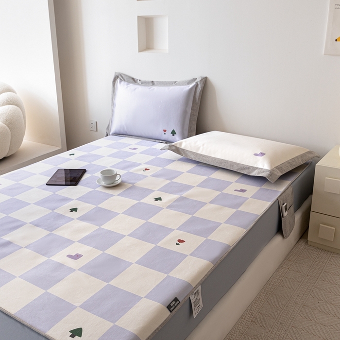 91家纺网 家纺一手货源 找家纺 本希家居 2024新款花漾清新系列高端可水洗冰丝席 紫白方格床笠