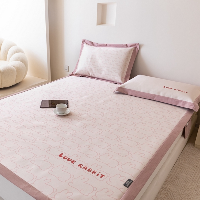 91家纺网 家纺一手货源 找家纺 本希家居 2024新款花漾清新系列高端可水洗冰丝席 小小兔平席