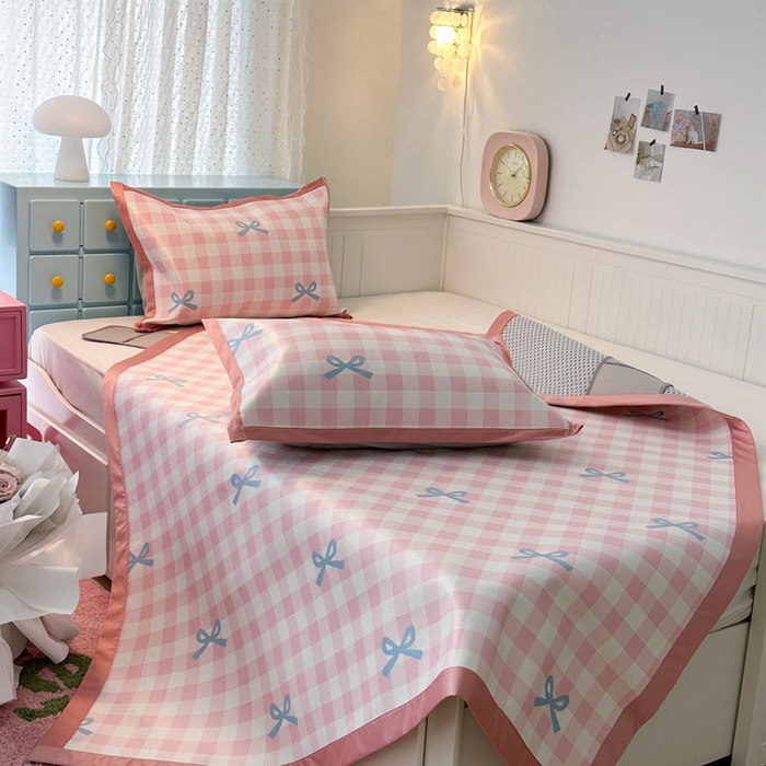 91家纺网 家纺一手货源 找家纺 昔可家纺 2024新款高端数码印花养生冰藤席--卡通系列 粉蓝格蝴蝶结