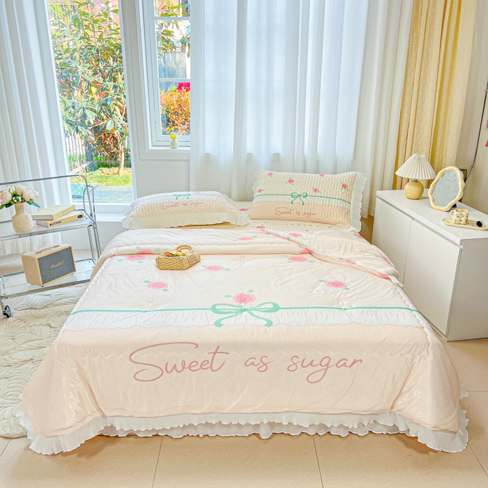 91家纺网 家纺一手货源 找家纺 慕澄家纺 2024新款大版印花乳胶凉席套件-夏被凉席四件套 少女心事