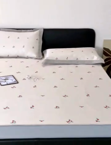 91家纺网 家纺一手货源 找家纺 本希家居 2024新款简约轻奢系列高端可水洗冰丝席 红樱桃床笠