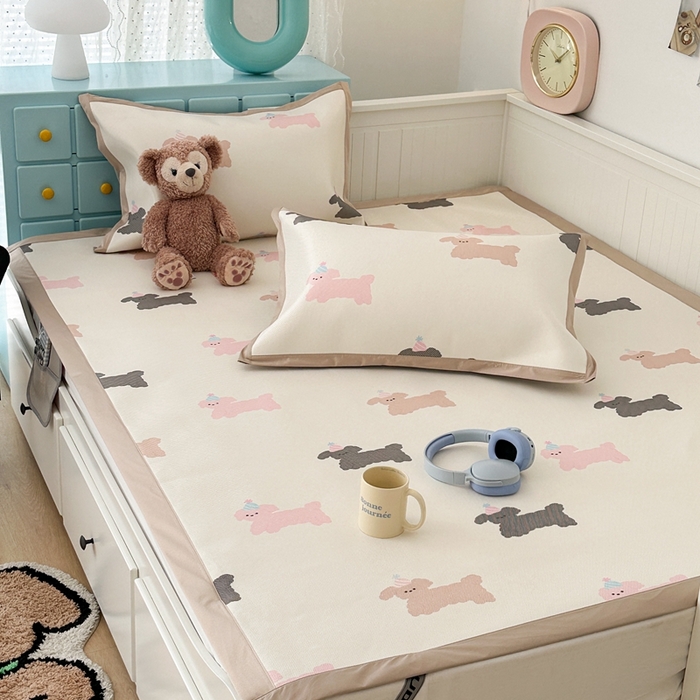 91家纺网 家纺一手货源 找家纺 昔可家纺 2024新款高端数码印花养生冰藤席--卡通系列 圣诞帽狗狗