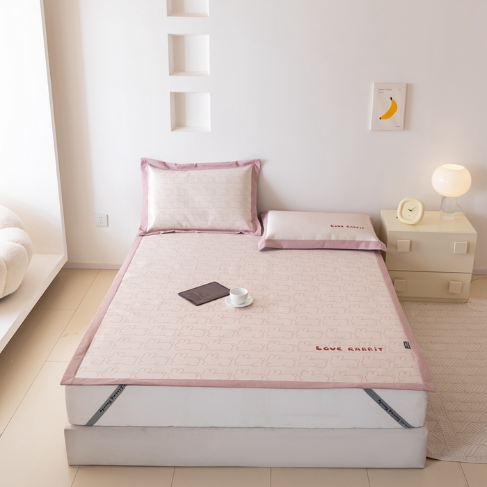 91家纺网 家纺一手货源 找家纺 本希家居 2024新款花漾清新系列高端可水洗冰丝席 小小兔平席