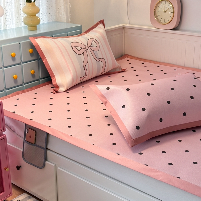 91家纺网 家纺一手货源 找家纺 昔可家纺 2024新款高端数码印花养生冰藤席波点大版枕套系列 粉波点