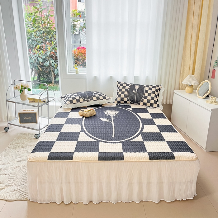 91家纺网 家纺一手货源 找家纺 慕澄家纺 2024新款大版印花床裙款乳胶凉席-凉席三件套 棋盘玫瑰