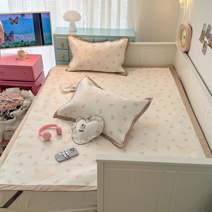 91家纺网 家纺一手货源 找家纺 昔可家纺 2024新款高端数码印花养生冰藤席--卡通系列 天鹅玫瑰