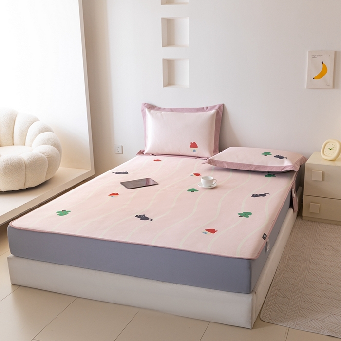 91家纺网 家纺一手货源 找家纺 本希家居 2024新款花漾清新系列高端可水洗冰丝席 游戏小猫咪床笠