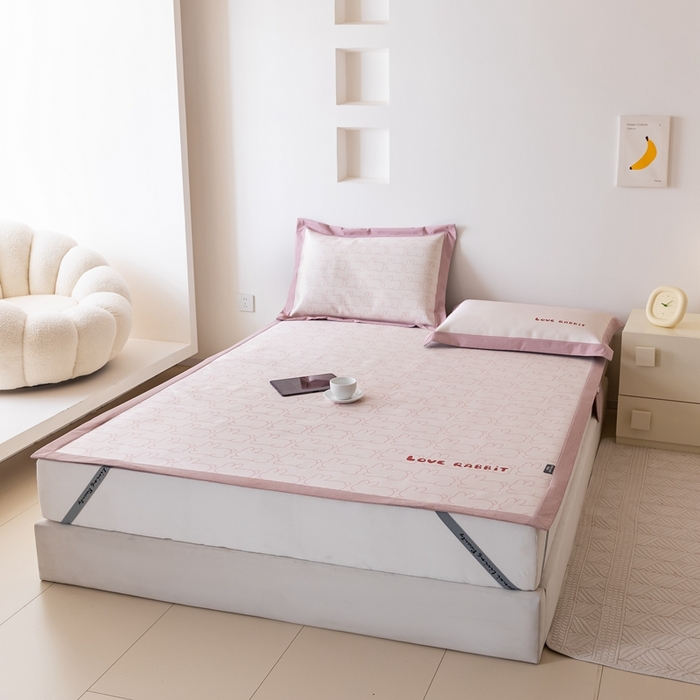 91家纺网 家纺一手货源 找家纺 本希家居 2024新款花漾清新系列高端可水洗冰丝席 小小兔平席