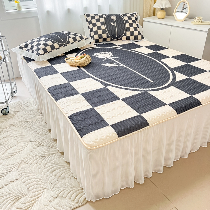 91家纺网 家纺一手货源 找家纺 慕澄家纺 2024新款大版印花床裙款乳胶凉席-凉席三件套 棋盘玫瑰