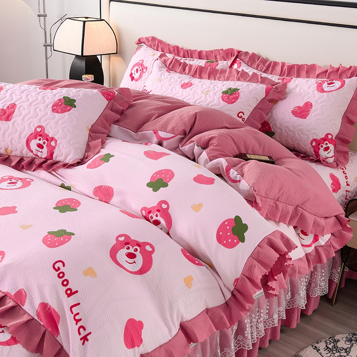 91家纺网 家纺一手货源 找家纺 艾裙海 2025新款云感双层纱床盖四件套 草莓熊