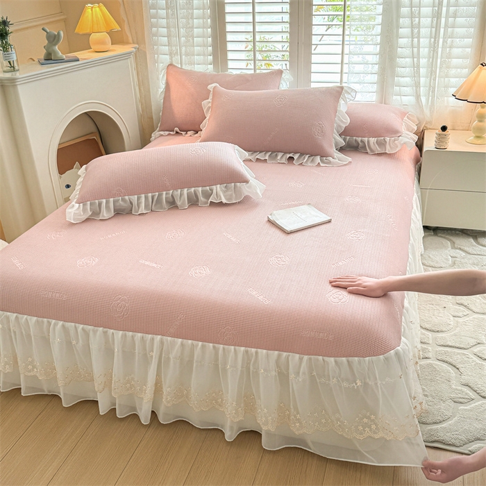 91家纺网 家纺一手货源 找家纺 启程家纺 2024新款A类凉豆豆床裙款凉席三件套 山茶花-粉