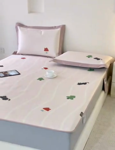 91家纺网 家纺一手货源 找家纺 本希家居 2024新款花漾清新系列高端可水洗冰丝席 游戏小猫咪床笠