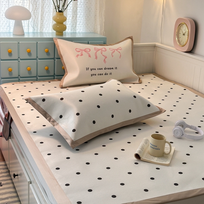 91家纺网 家纺一手货源 找家纺 昔可家纺 2024新款高端数码印花养生冰藤席波点大版枕套系列 白波点