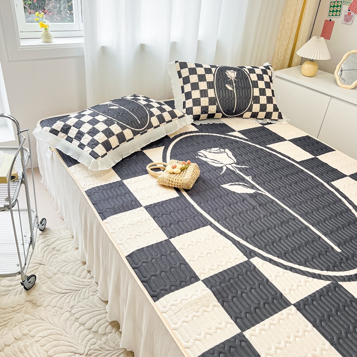 91家纺网 家纺一手货源 找家纺 慕澄家纺 2024新款大版印花床裙款乳胶凉席-凉席三件套 棋盘玫瑰