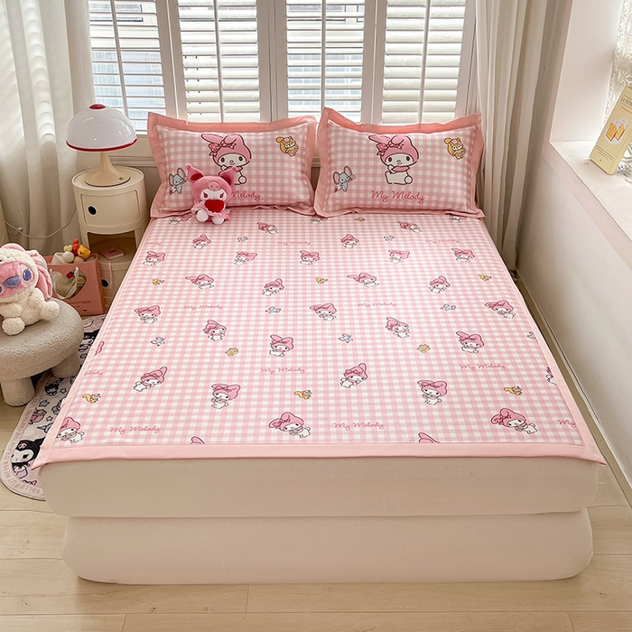 91家纺网 家纺一手货源 找家纺 金爱家 2024新款A类三丽鸥授权数码印花中分子1200D凉感冰丝宽边凉感软席 冰丝席-粉格美乐蒂