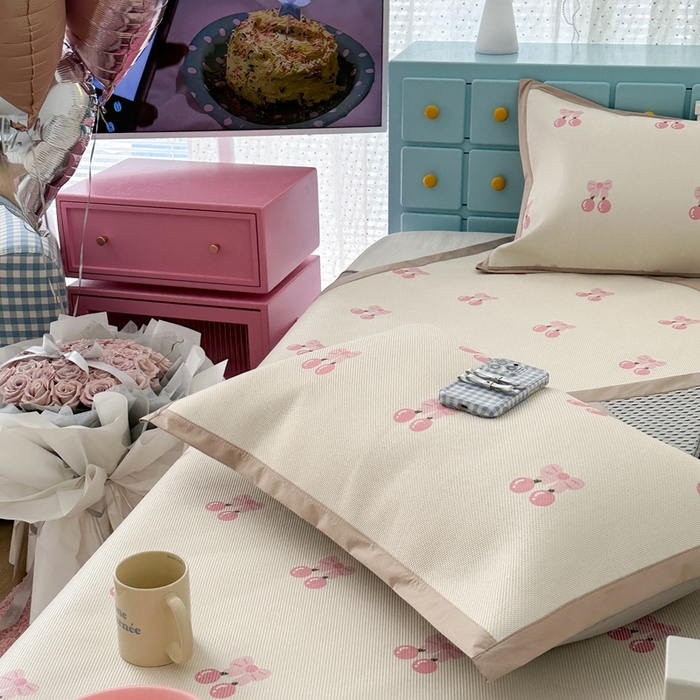 91家纺网 家纺一手货源 找家纺 昔可家纺 2024新款高端数码印花养生冰藤席--卡通系列 粉蝴蝶结樱桃