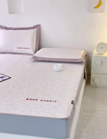 91家纺网 家纺一手货源 找家纺 本希家居 2024新款花漾清新系列高端可水洗冰丝席 小小兔床笠