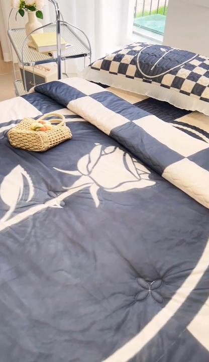 91家纺网 家纺一手货源 找家纺 慕澄家纺 2024新款大版印花床裙款乳胶凉席-凉席三件套 棋盘玫瑰