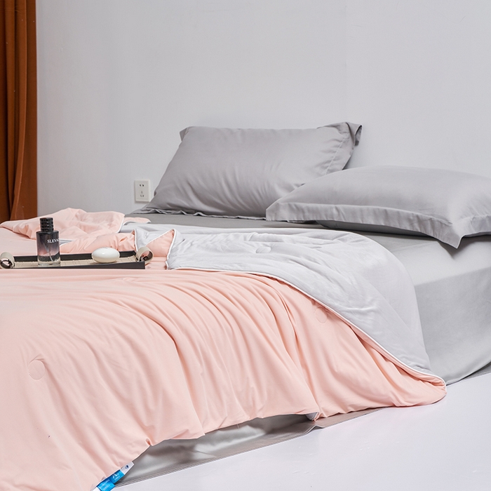 91家纺网 家纺一手货源 找家纺 梦可莱 2025新款抗菌防螨双拼锦氨凉感两用被 梦幻粉